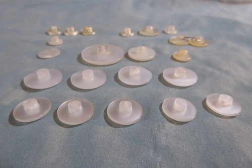 Vintage Lot of 22 Flat Pearlized Plastic Shank Buttons Different Sizes - Picture 10 of 15