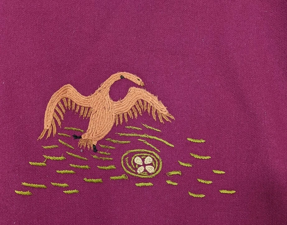 Chaqueta con capucha de piel bordada artesanal de Canadá esquimal de mediados de siglo de colección Foto 3 de 4