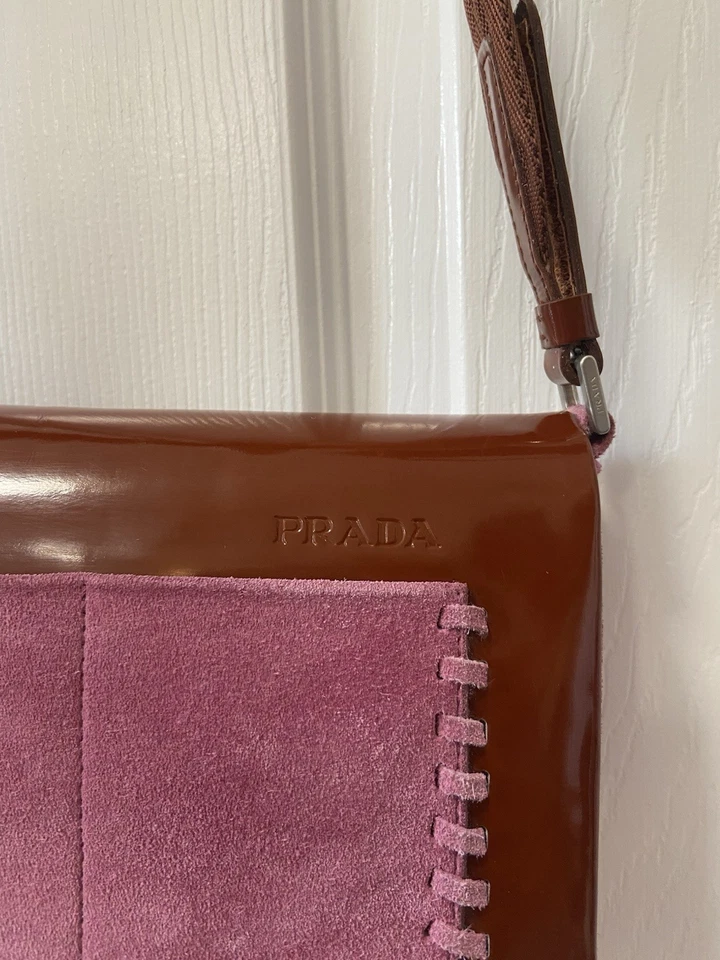 Bolso de Hombro PRADA Vintage Gamuza Rosa con Borde de Charol Marrón Foto 3 de 4