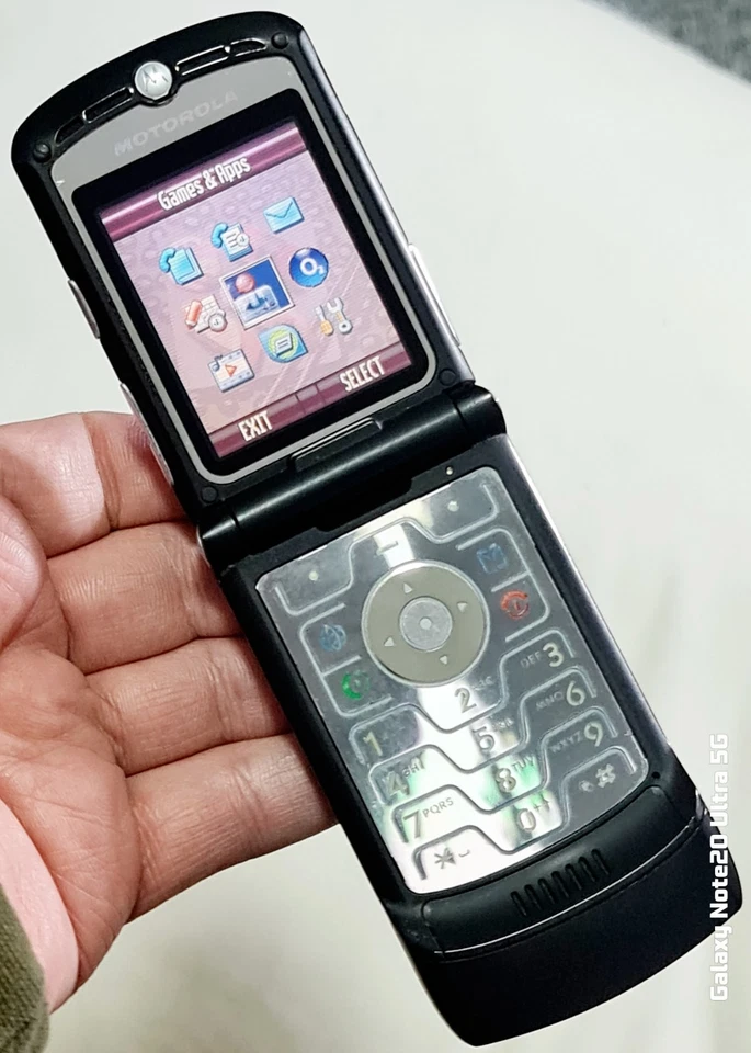 Motorola RAZR V3 (Vodafone) Flip Phone Excellent Condition With Charger - Image 2 of 4