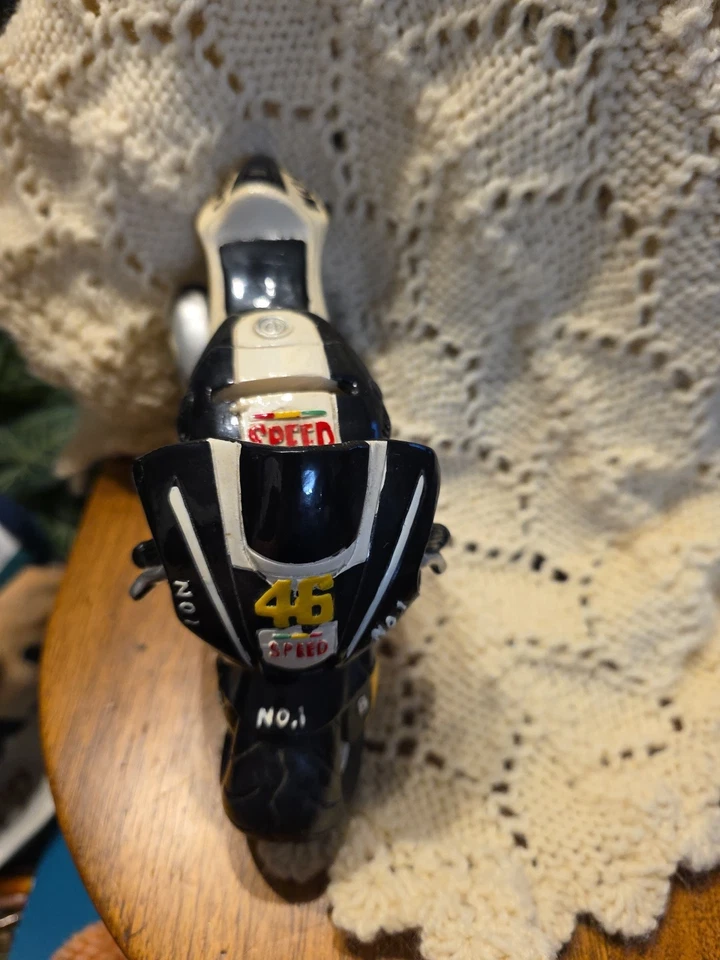 Banco de monedas de resina para motocicleta Yamaha YZR-M1 8" Foto 2 de 4