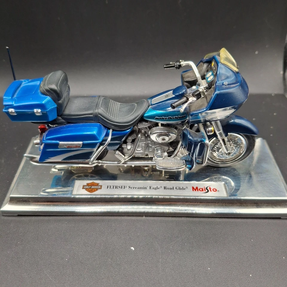 Harley-Davidson 2001 Fltrsef Screamin Eagle Road Glide 1:18 Die Cast  Motorcycle - Image 3 of 4