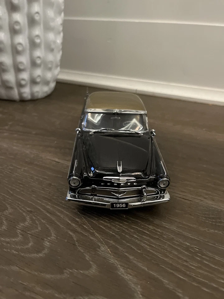 Coche de aventurero Danbyry 1956 Desoto negro/oro escala 1:24 fundido a presión Foto 3 de 4