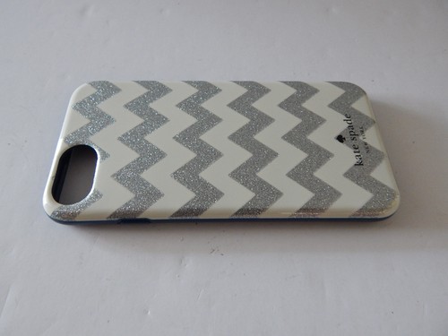 Kate Spade Hartschalen Schutzhülle für iPhone 8/7 Chevron Glitzer Silber/Marine - Bild 9 von 10