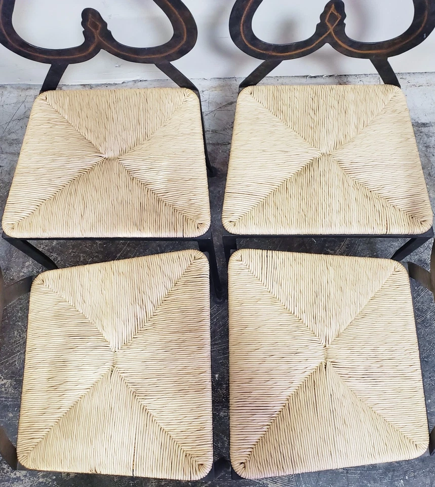 JUEGO DE 4 SILLAS de asiento vintage de mediados de siglo modernas pintadas NEGRO HIERRO Y RUSH de los años 50 Foto 4 de 4