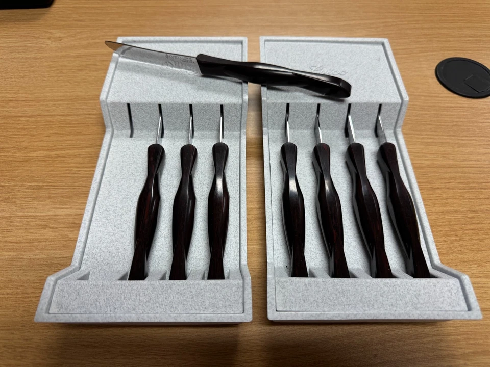 NUEVO (Nunca Usado) Juego de 8 Cuchillos de Mesa CUTCO en Bandejas. Garantía Forever Foto 3 de 4