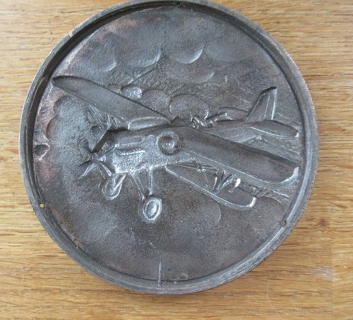 Große runde Plakette mit Flugzeug Luftwaffe Motiv / Durchmesser 12,2 cm - Bild 2 von 3