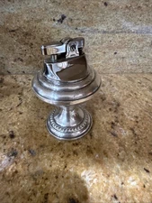 Se trata de un encendedor de mesa antiguo de plata esterlina con base ponderada