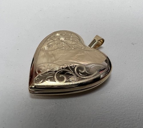 Colgante con medallón de corazón grabado en oro amarillo de 14 K para collar o cadena - Imagen 3 de 6