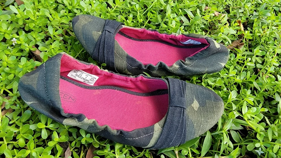 Zapatos planos sin cordones de ballet de lona con lazo Cortona verde camuflados Keen para mujer talla 5,5 Foto 2 de 4