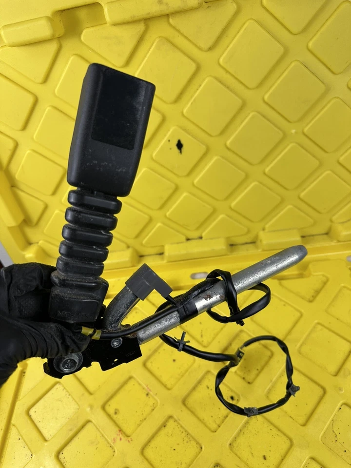 Infiniti QX56 QX80 2011-2017 hebilla del cinturón de seguridad delantero izquierdo del lado del conductor OEM Foto 3 de 4