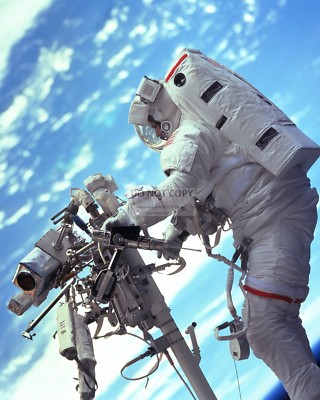 STEVEN L. SMITH ASTRONAUT DURING REPAIR OF HUBBLE STS-103 - 8X10 PHOTO (EP-460)