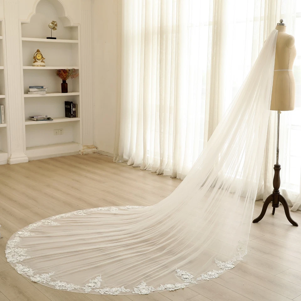 Velo de boda real personalizado de encaje con cuentas florales de satén adornado con perlas Foto 3 de 4