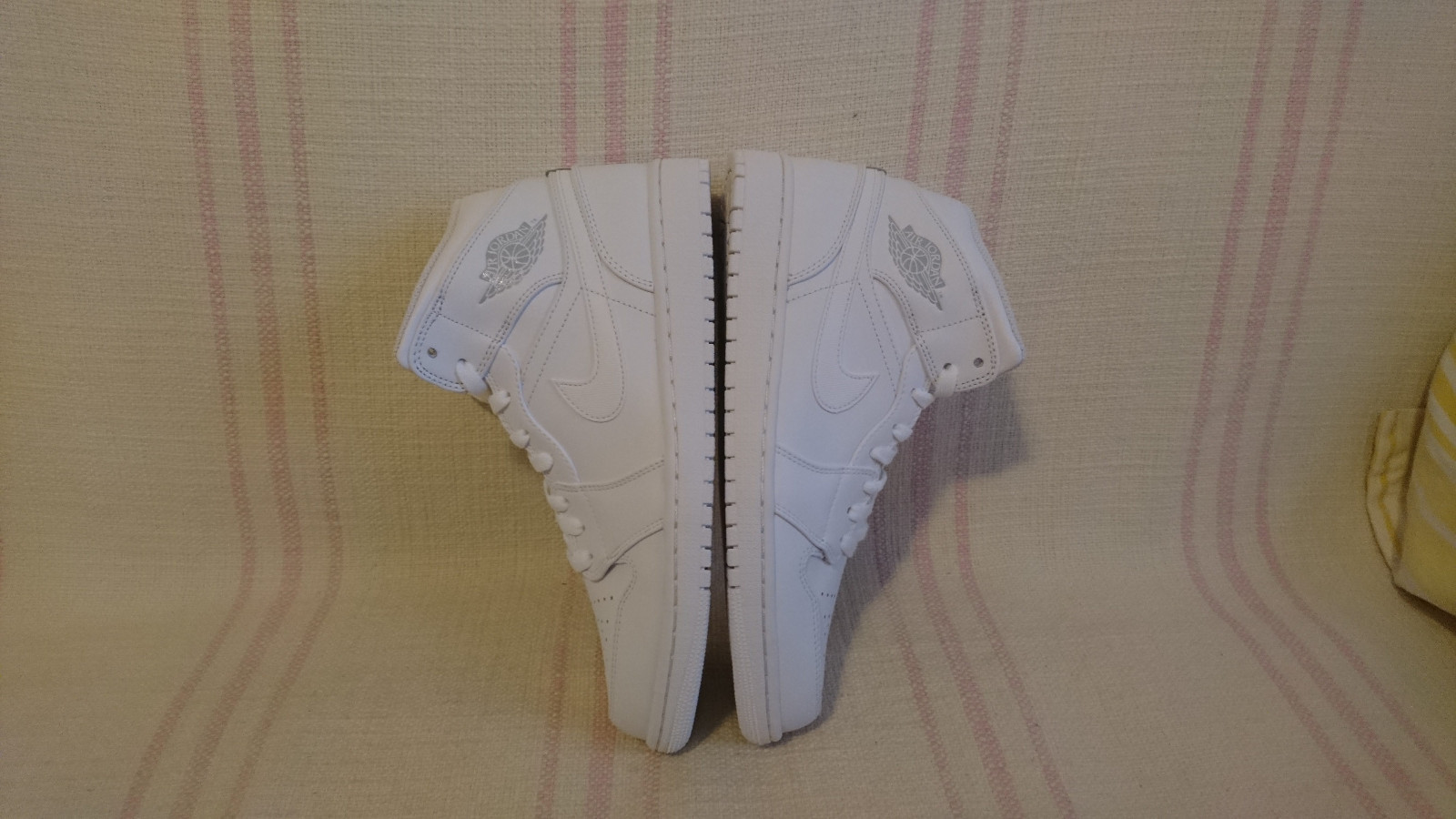 Air Jordan 1 Triple Mid Retro bianca Pure Platinum Triple 1 bianca 554724 104 Size 12 AJ1 6f63ca Air Jordan 1 Triple Mid Retro bianca Pure Platinum Triple 1 bianca 554724 104 Size 12 AJ1 6f63ca