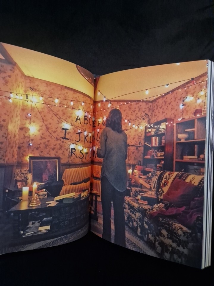 Stranger Things: Worlds Turned Upside Down - Gina McIntyre - Foto 2