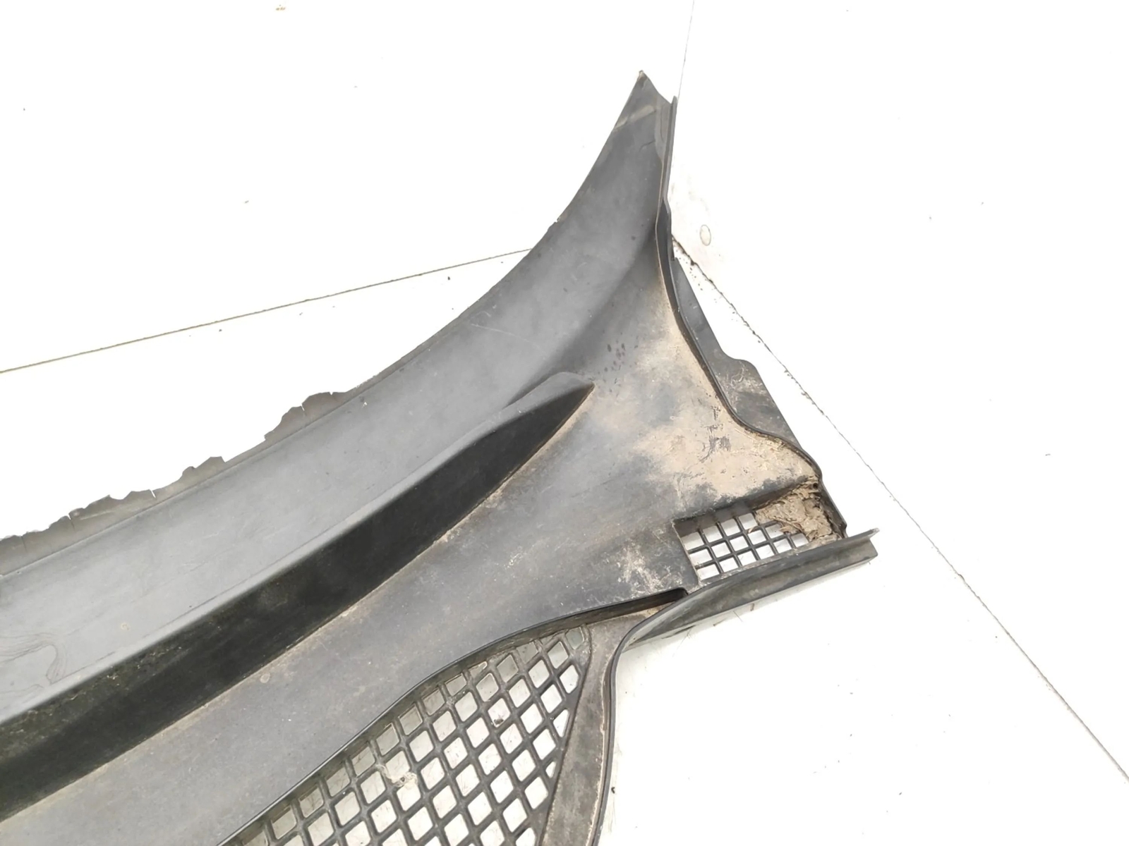 BMW Z4 E85 3.0 PETROL 2003 RHD FRONT WINDSCREEN WIPER COWL COVER 
