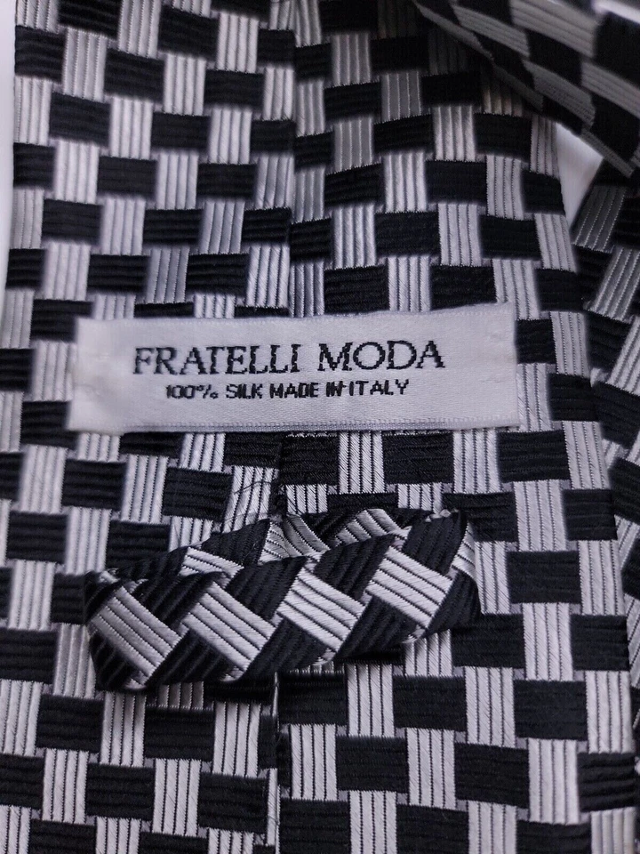 Gravata formal masculina Fratelli Moda 58"Lx4"W prata/preta - Imagem 3 de 4