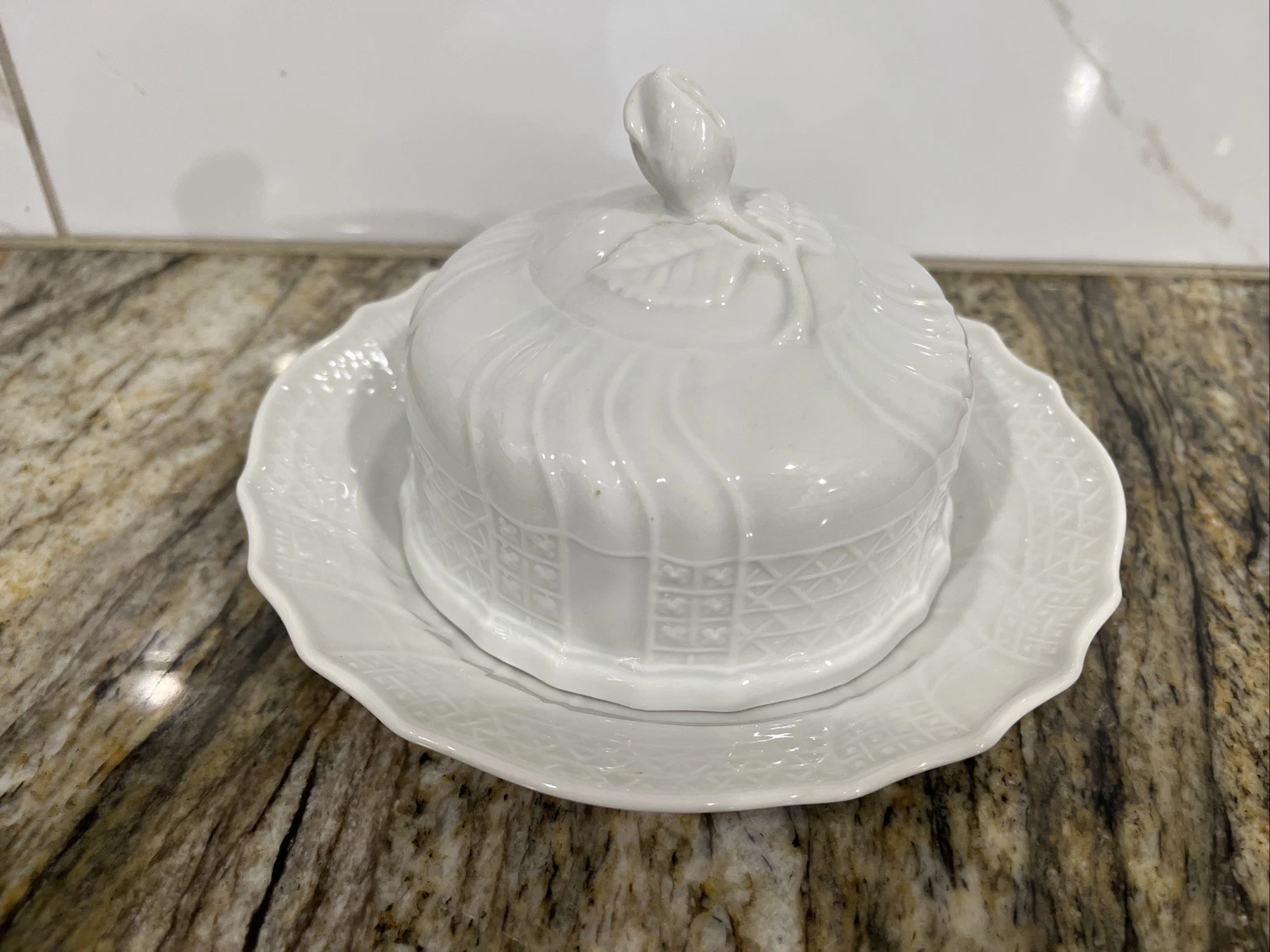 DRESDEN All White Embossed Scalloped Round Butter Dish With Lid Bavaria Germany