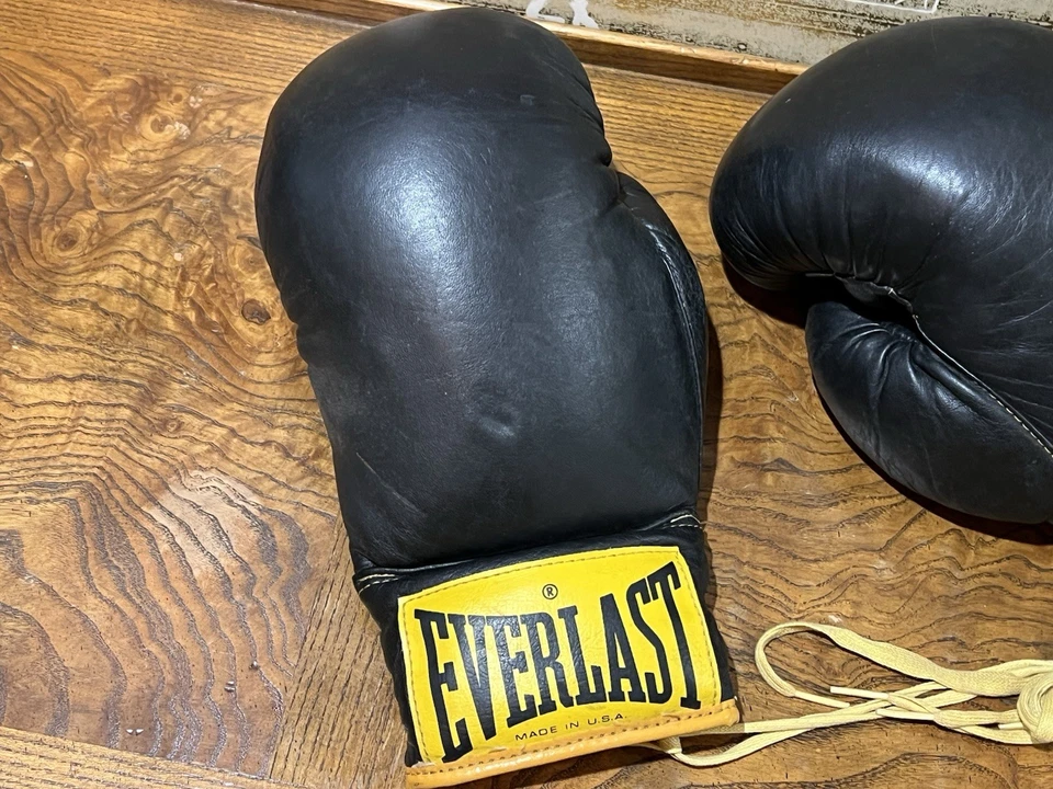 Винтажные боксерские перчатки Everlast 12 унций сделано в США черные желтые на шнуровке - Изображение 4 из 4