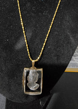 Beautiful Cameo glass Pendant 1 w 18" gold tone chain