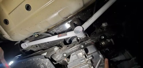 Barra inferior trasera Ultra Racing/soporte para miembro para 17-23 Tesla modelo 3/modelo Y 2x2 4x4 - Imagen 3 de 9