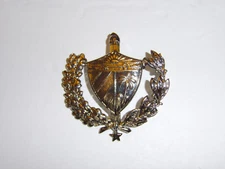 b0045 Cuba Cuban Military cap badge R17E