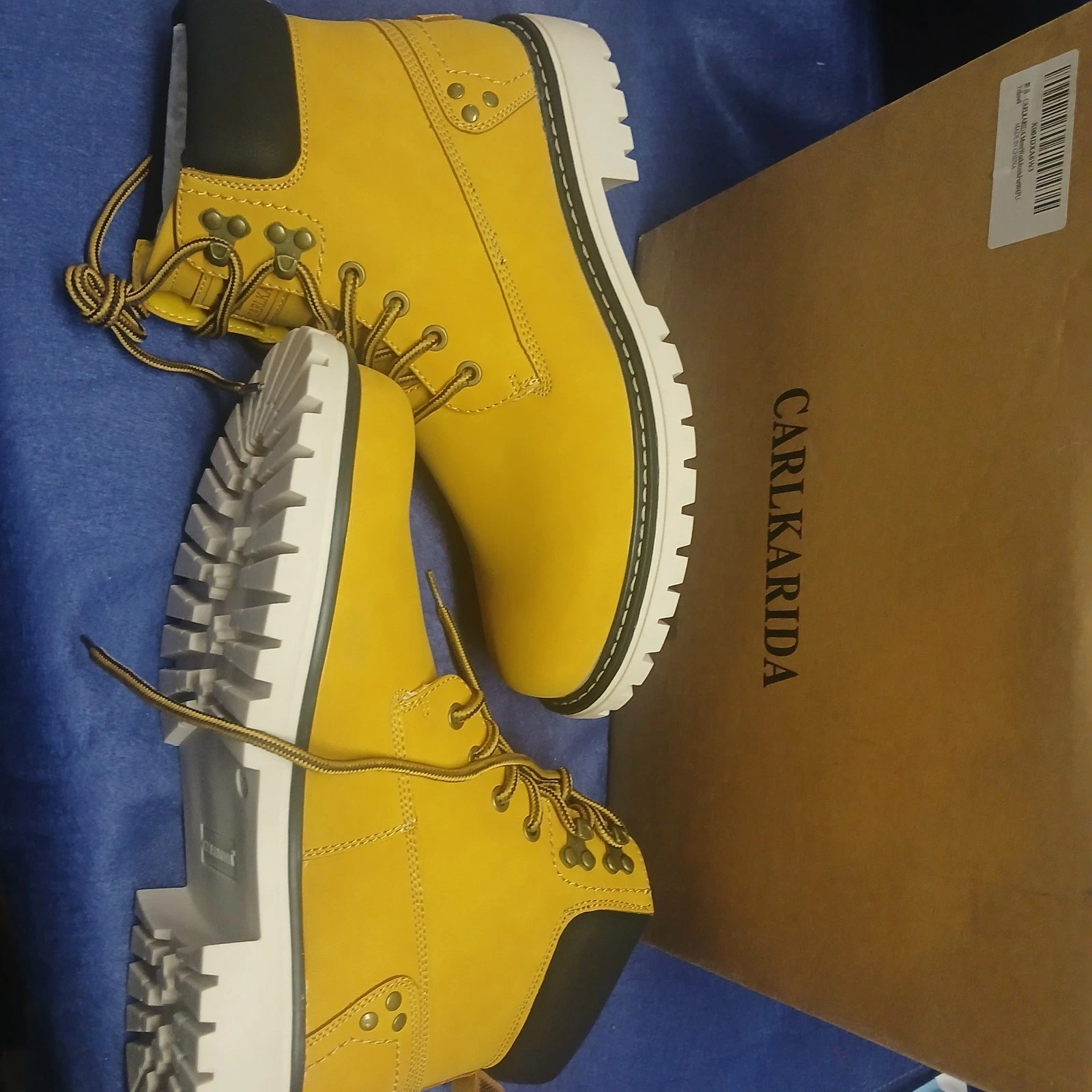Men’s flannel-lined, waterproof hiking boots with a lace-up design.