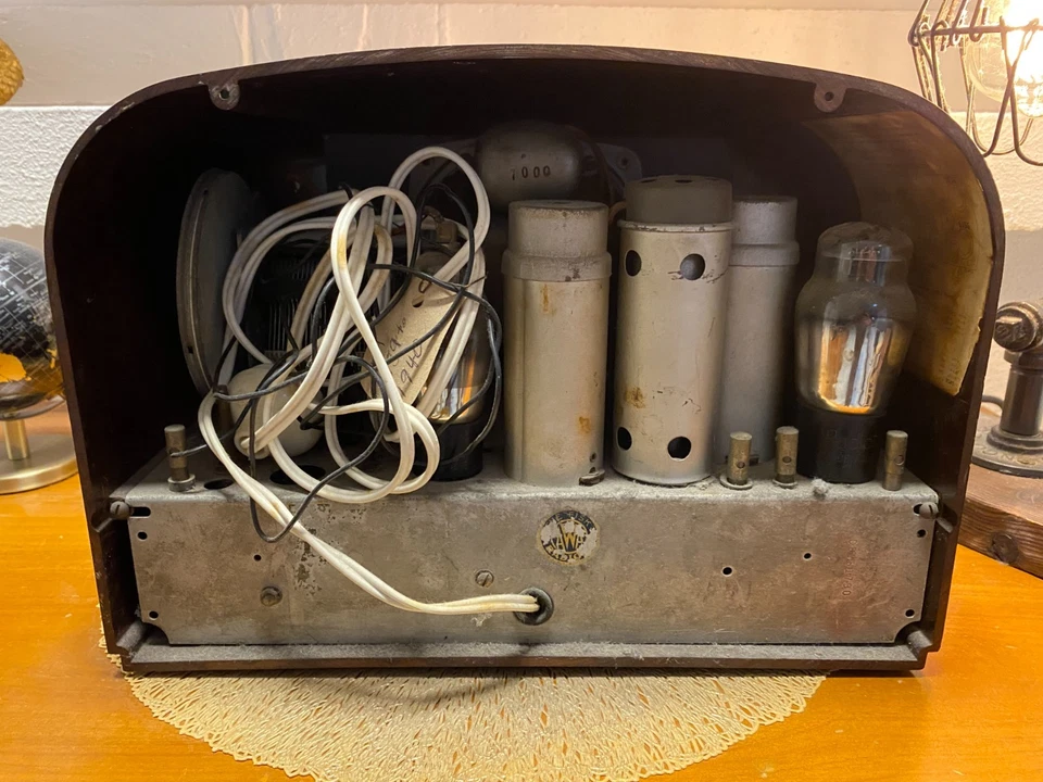 Australian 1939 / 1940 Bakelite Valve AWA Radiola Egg Crates- The Fisk 92 Model - image 2 of 4