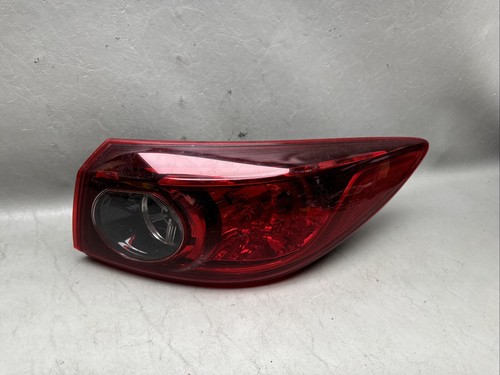 2014-2018 Mazda 3 Passengers Halogen Taillight Brake Right OEM Lens Chipped - Foto 2 di 14