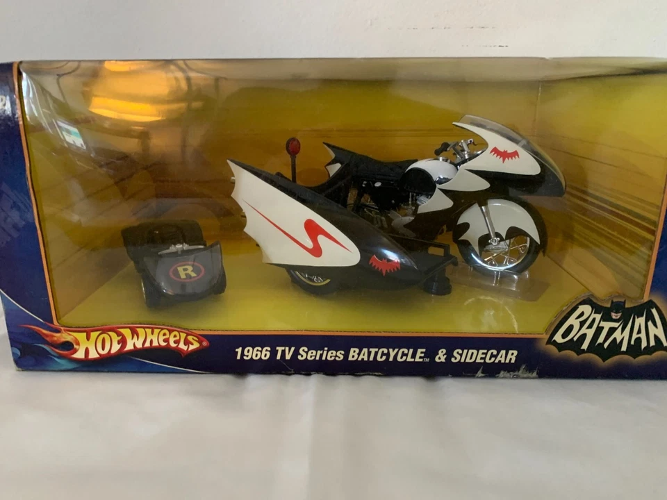 Hot Wheels 1966 TV Series BATMAN BATCYCLE & SIDECAR - 2009 1:12 #P6923 by Mattel - Image 4 of 4