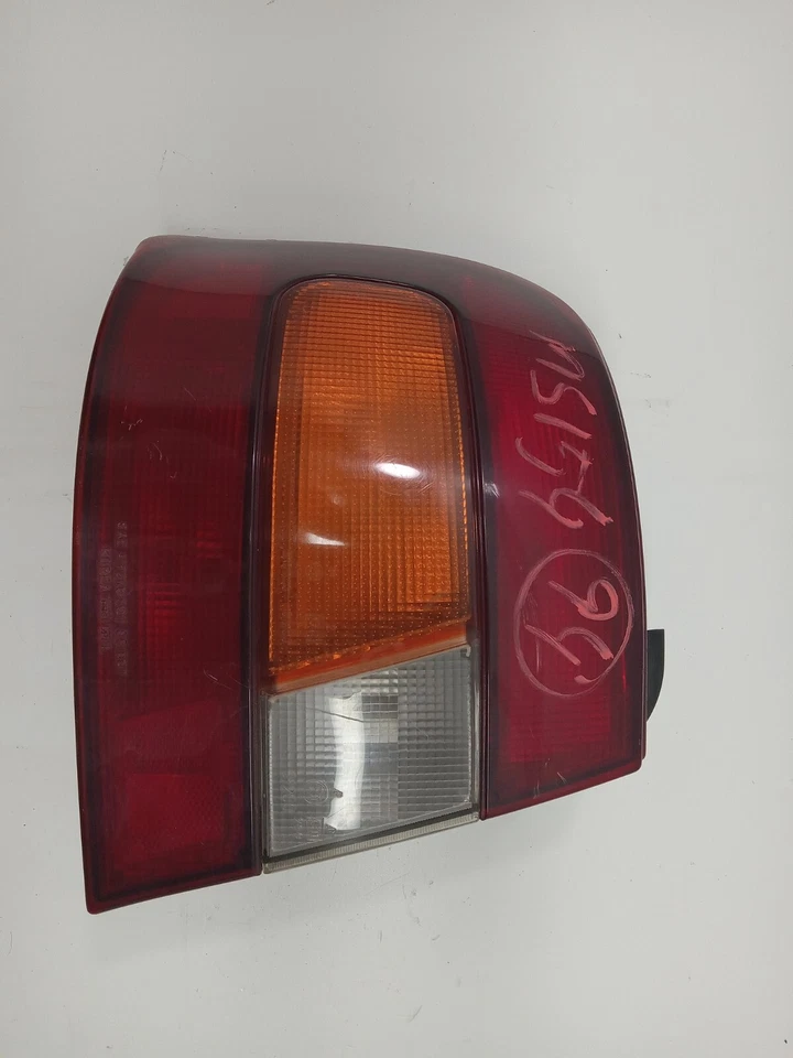 1992-1993 HYUNDAI ELANTRA LANTERNA TRASEIRA MONTADA NO PAINEL QTR LADO ESQUERDO FABRICANTE DE EQUIPAMENTO ORIGINAL, 166-58584 - Imagem 4 de 4