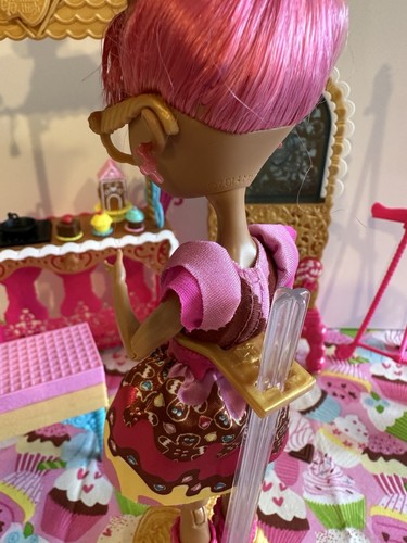 Ever After High ~ Ginger Breadhouse Doll & Sugar Coated Class Playset - Picture 9 of 23