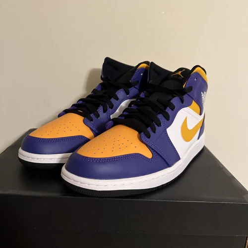 [DQ8426 517] Air Jordan Retro 1 Mid 'Lakers 2022' Uomo