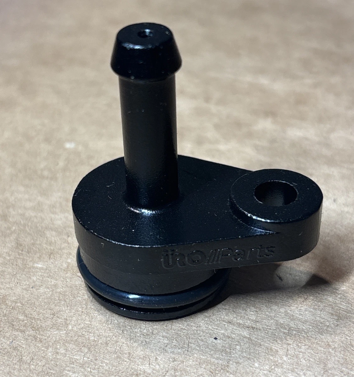 Adaptador de tubo de refrigerante del motor URO Parts foto 3
