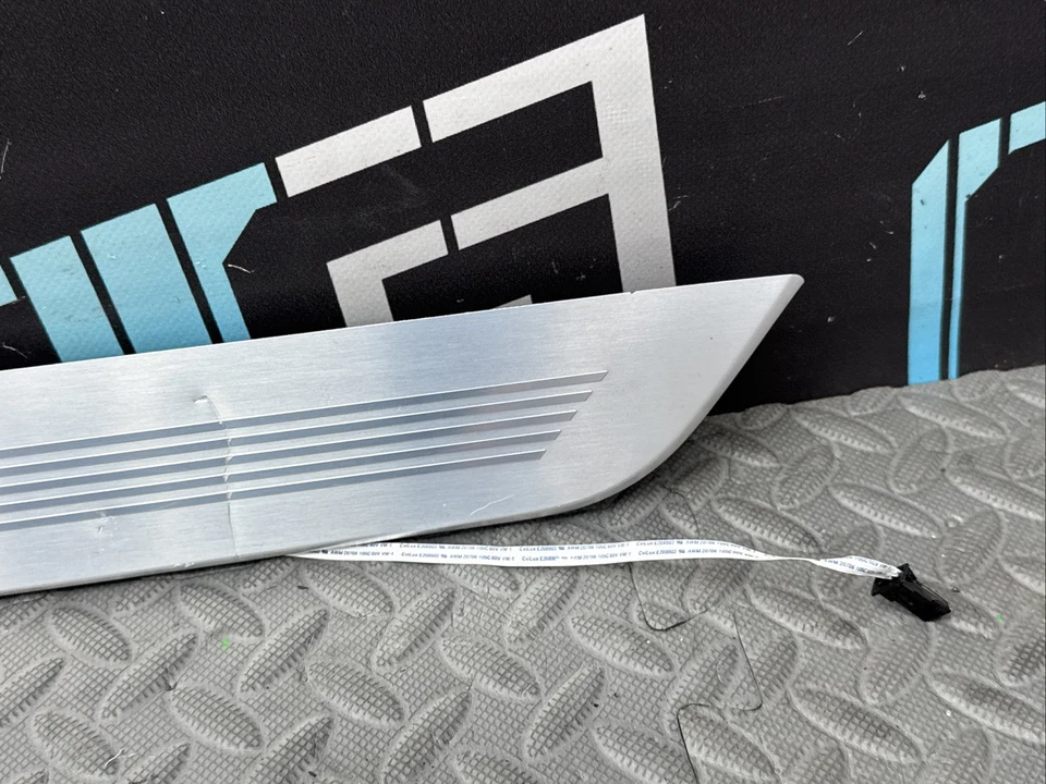 Отделочная накладка на задний правый порог двери 2016-2022 BMW G12 750LI M с подсветкой потертости - Изображение 3 из 4