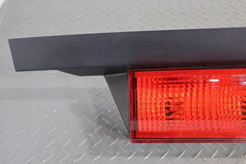 Lámpara de luz trasera izquierda izquierda izquierda Dodge Challenger R/T 11-14 (probada) pestaña de montaje rota Foto 2 de 4