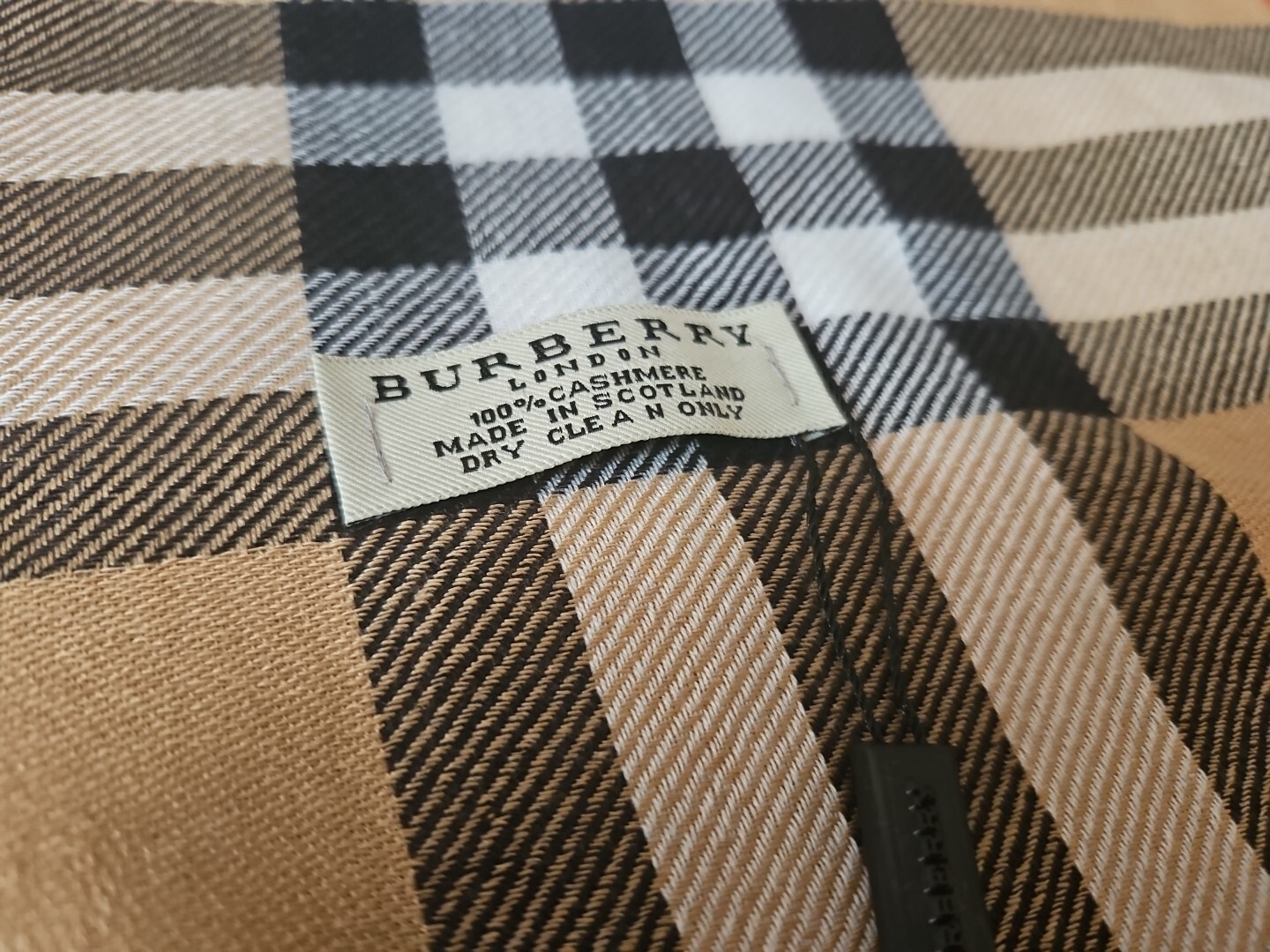 Burberry Scarf Classic Colours Beetroot 100 Cashmere Unisex Giant BNWT