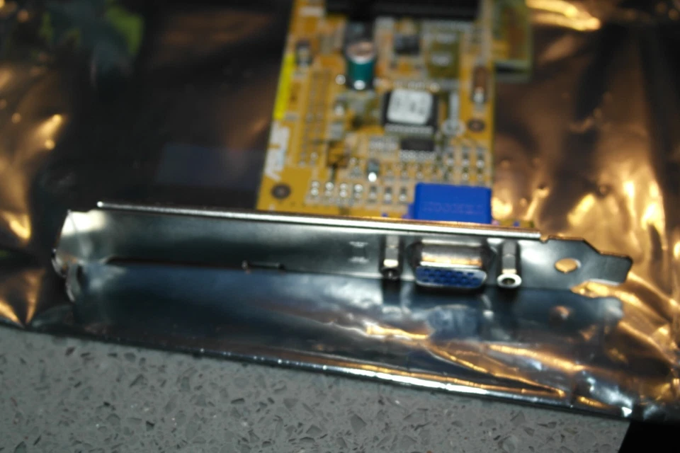 ASUS AGP-V7100 PRO DDR  Nvidia GeForce 2 MX400 32 MB Video Graphics AGP card - Image 4 of 4