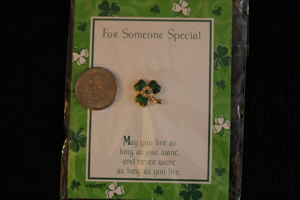 Pin de trébol verde de la suerte con cristales claros y verdes - Muy bonito, nuevo en paquete Foto 2 de 4