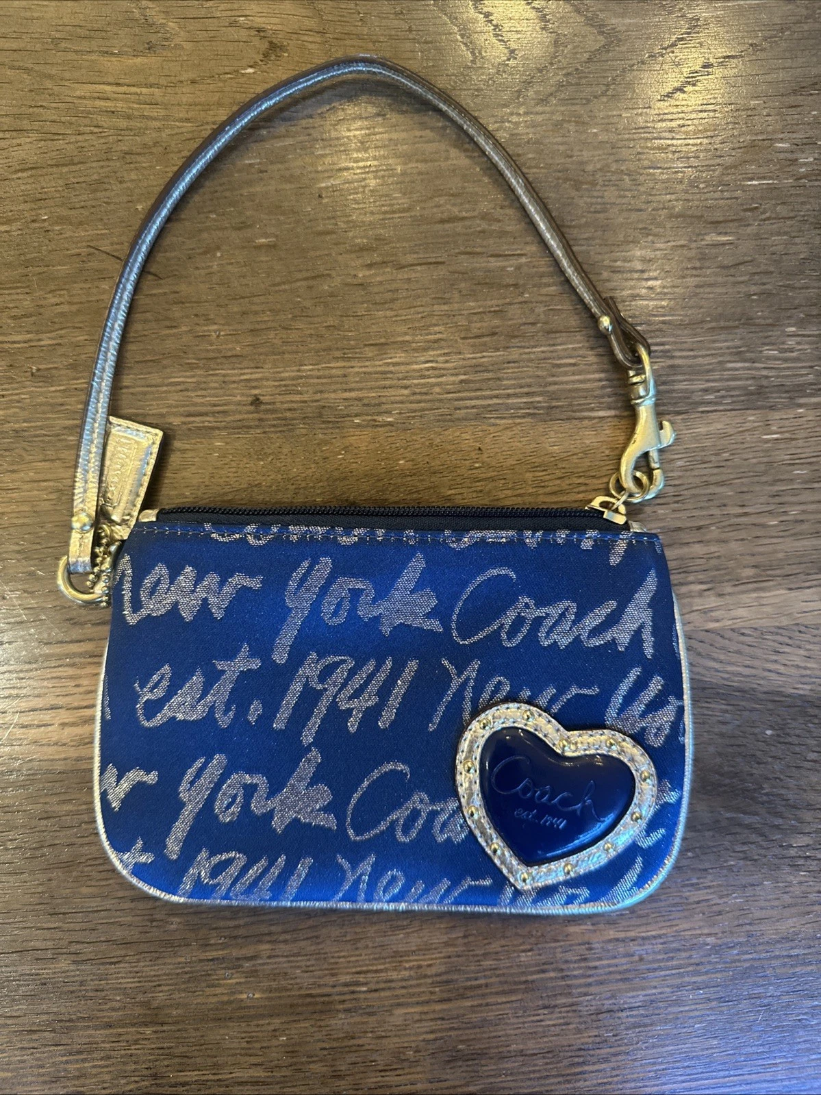 Coach Wristlet donna New York scritta blu navy con cuore oro e bordo in pelle oro