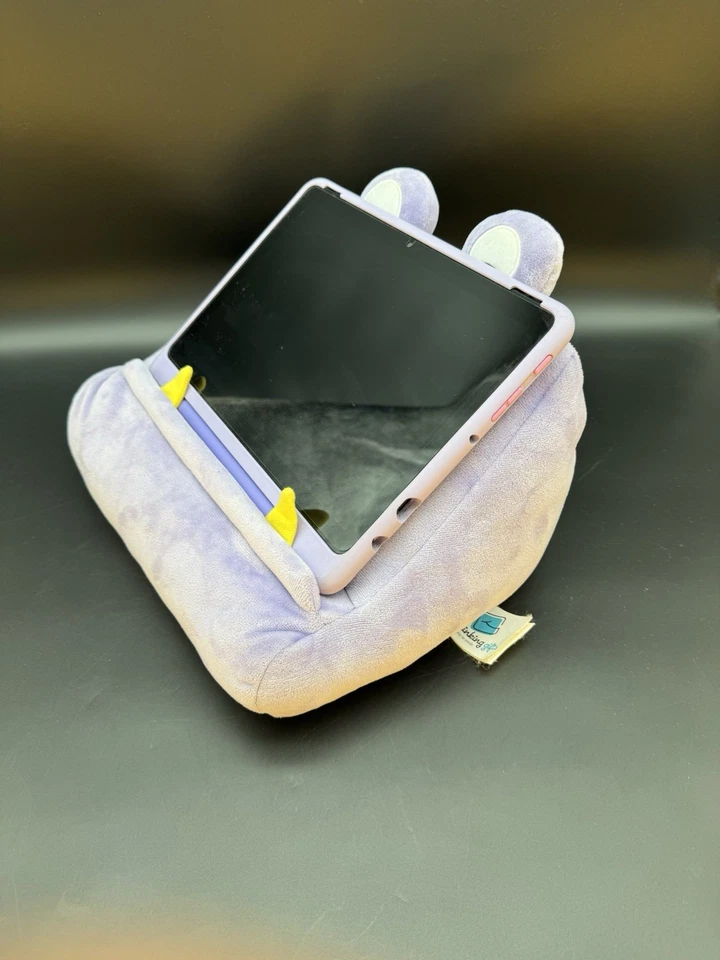 Cuddly Reader Kinder Tablet Ständer | Buch Ständer | Lesekissen - Monster Lila - Bild 2 von 4