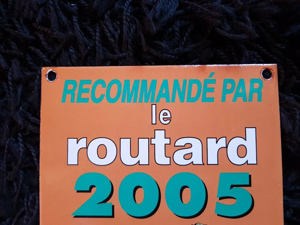 LE GUIDE DU ROUTARD 2005 PLAQUE ÉMAILLÉE SANRIVAL PARIS 23 X 14,5 CM - Photo 2/4