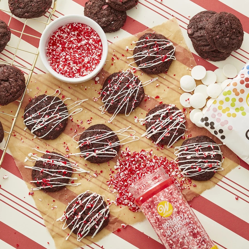 Блестящие пищевые брызги Wilton Peppermint Crunch 6,2 унции идеально подходят для праздничных угощений - Изображение 3 из 4