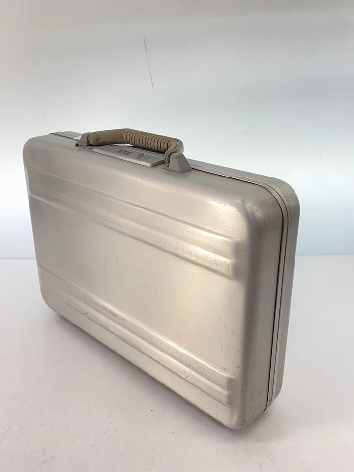 Bolso de negocios Zero Halliburton de aluminio con cierre de esfera plateado Foto 2 de 4