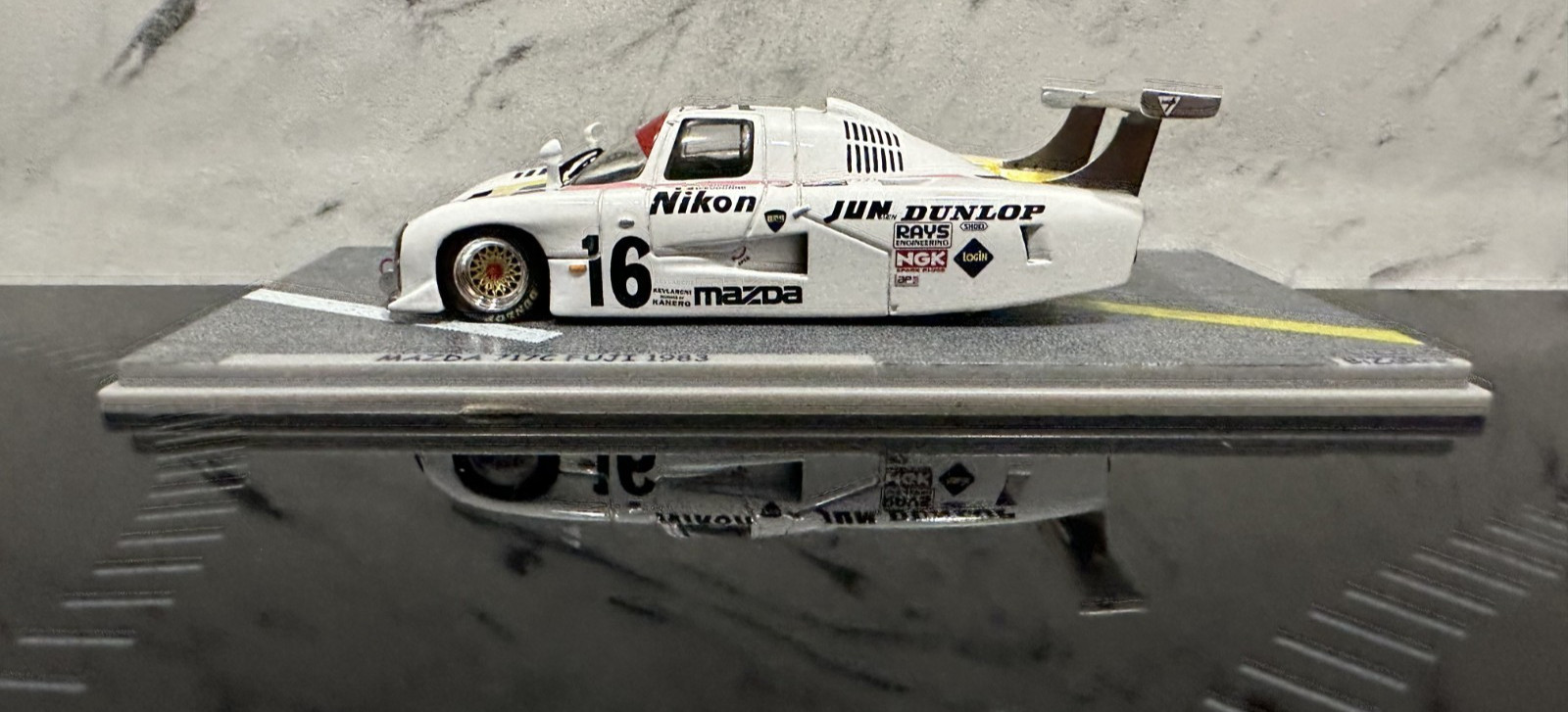 Mazda 717C Fuji 1983 Bizarre 1/43 résine pour compléter une vitrine de prototypes
