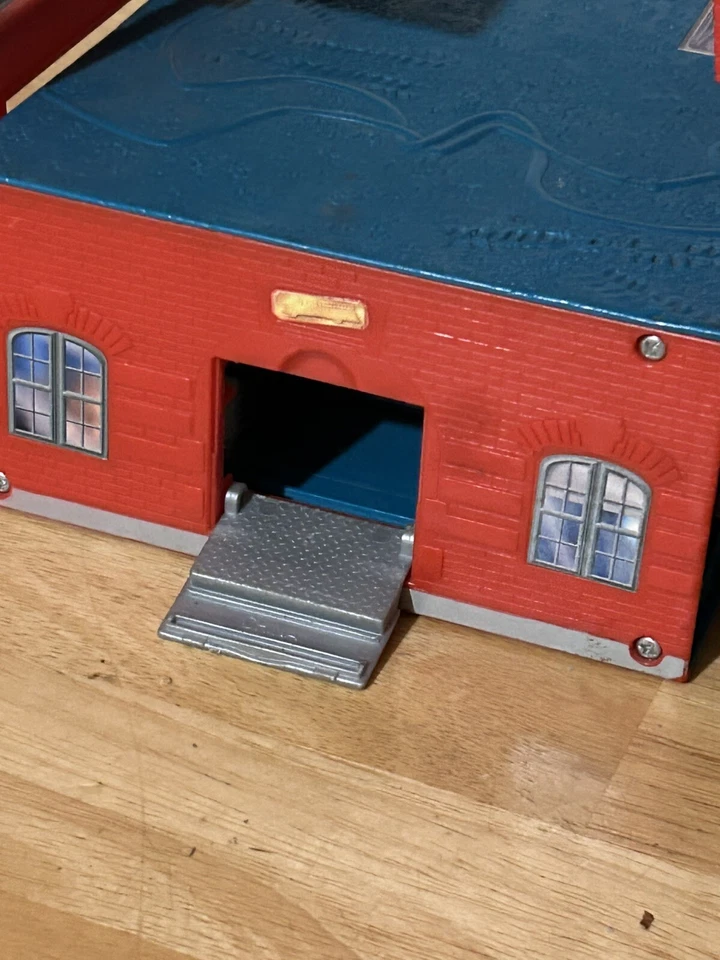 Mattel Matchbox 2008 Pop Up Fold-n-Go Estación de Bomberos Garaje Juego Foto 4 de 4