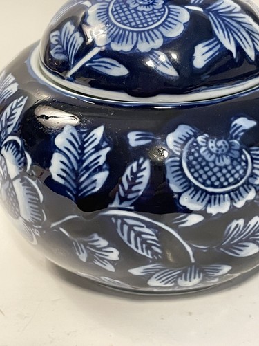 Asian Blue & White Floral Porcelain Lidded Ginger Jar or Sugar Bowl 5.25"H - Picture 8 of 10