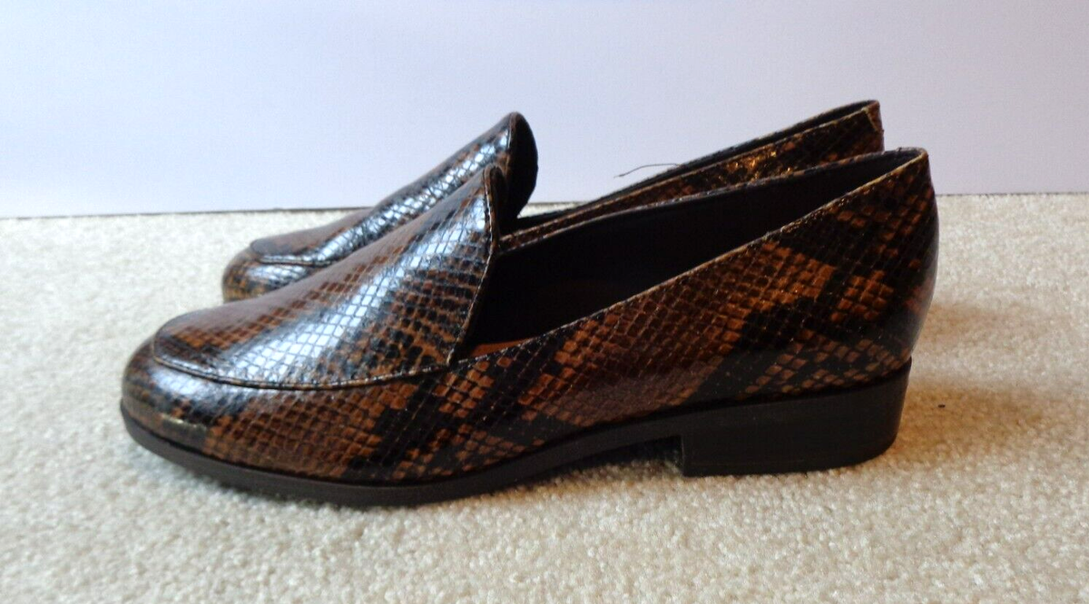 Easy Spirit Evolve Women's Snake Print Flats Slip On Leather Shoes Size  EUC