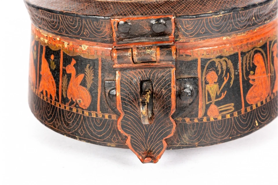 Antigua caja Chapati martillada a mano fr. Caja metálica redonda con bisagras pintada a mano India Foto 2 de 4