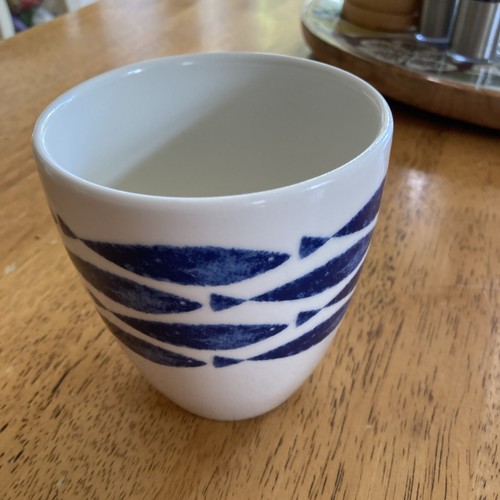 Queens Couture Fishie Downstream Mug White Blue Fish Ceramic H 11cm Scandi - Foto 2 di 5